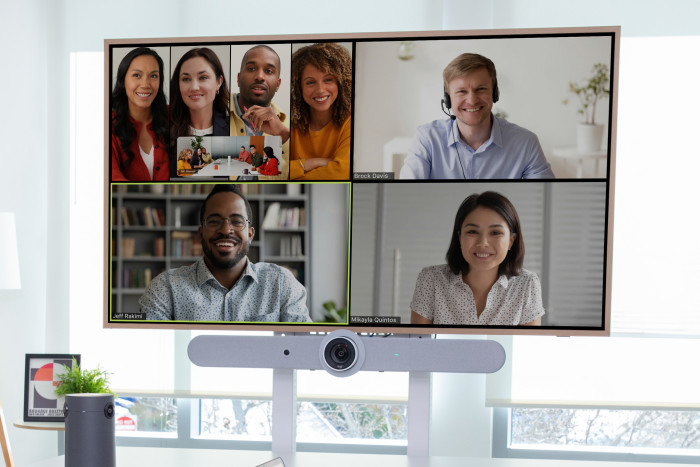 Met de Logitech Sight komen de individuele deelnemers die fysiek aanwezig zijn beter in beeld bij hybride vergaderingen