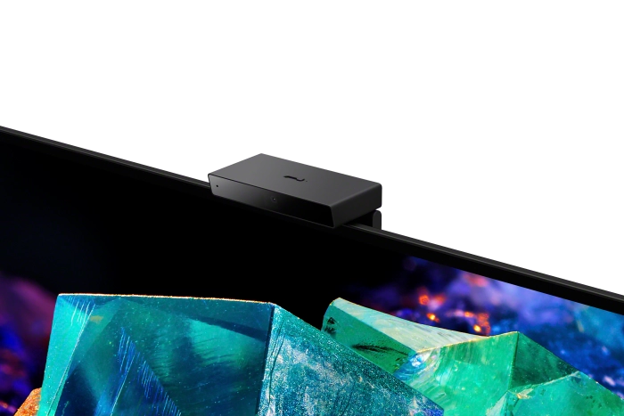 Sony 2022 TV's: Sony  levert camera's bij diverse modellen, waaronder de A95K. Deze moeten onder meer bediening met gebaren mogelijk maken.