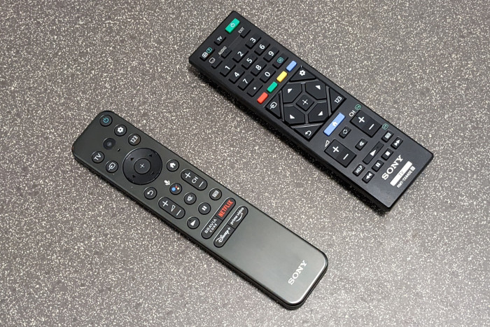De twee afstandsbedieningen die Sony meelevevert bij de Bravia XR-65X95K