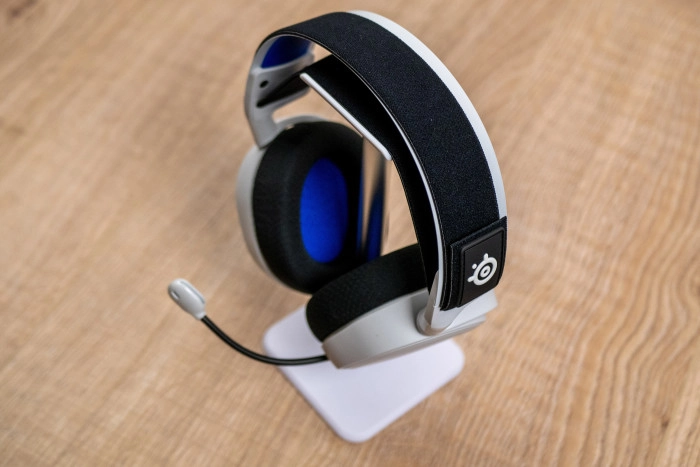 De 'skibril' draagband van de SteelSeries Arctis 7P+ is erg comfortabel