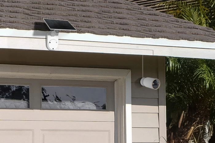 Desgewenst kan je het zonnepaneel van de TP-Link Tapo C460 KIT op een andere plek hangen dan de camera.