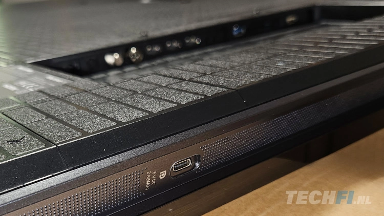 De Hisense U8 (2025) heeft een USB-C-aansluiting met DisplayPort aan de zijkant.