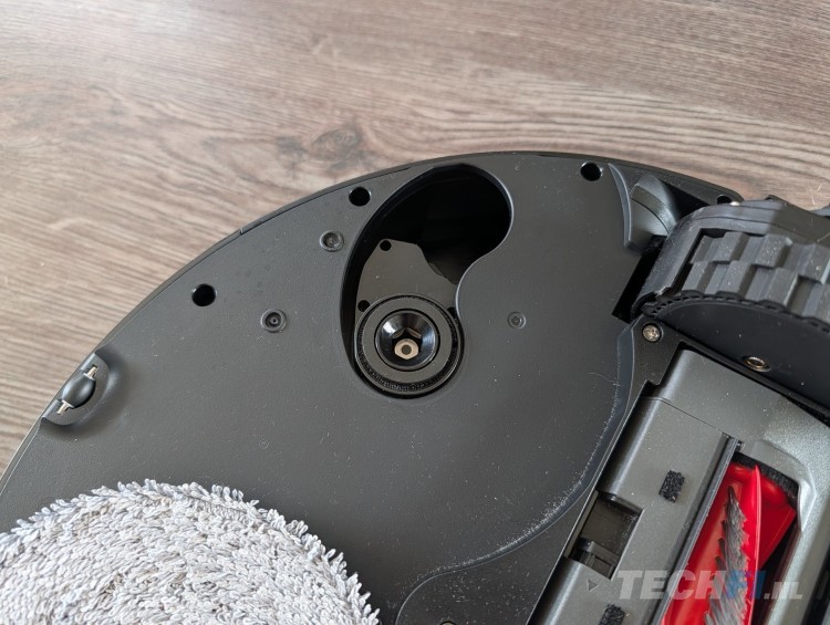 Een van de dwilpads van de Roborock Saros 20 kan opzij zwenken.