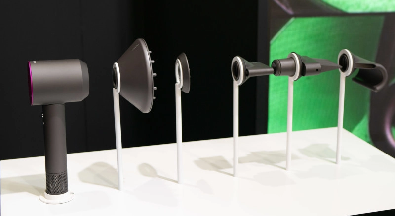 Dyson Supersonic met alle meegeleverde accessoires