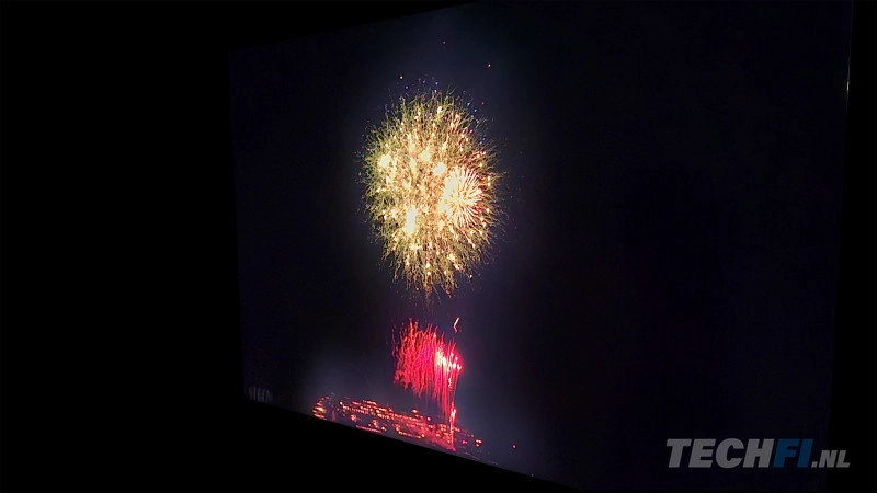 Hisense UR9S - onder een hoek worden halo's zichtbaarder