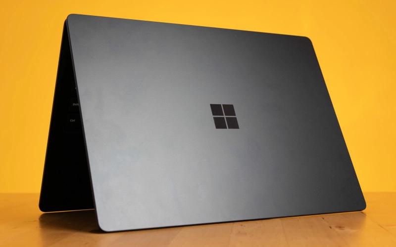 De Microsoft Surface Laptop 4 is een klassieke clamshell. Als tentje staat hij dus alleen leuk op de foto.