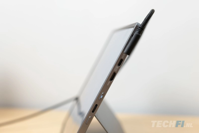 ASUS ZenScreen OLED MQ16FC met USB-C-kabel en aansluitingen