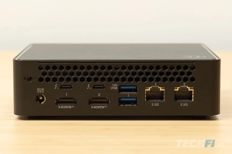 ASUS NUC 16 Pro achterkant met aansluitingen