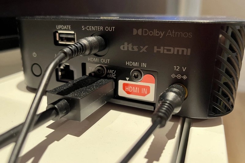 De Sony HT-A9 control unit met alle kabels aangesloten.