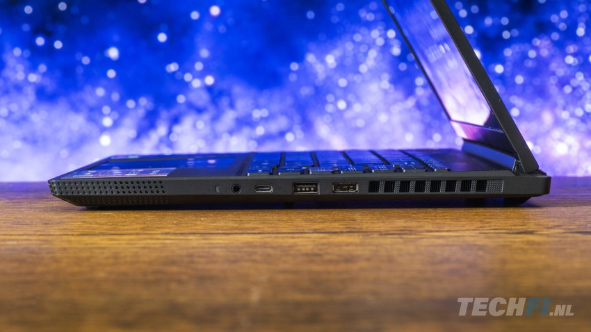 MSI Stealth A16 AI+ (2025) aansluitingen rechts