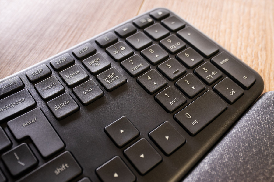 Met drie aparte toetsen kan je met de Logitech  Ergo K860 schakelen tussen drie afzonderlijke apparaten.