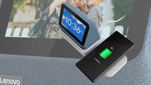 Handig op het nachtkastje: Lenovo Smart Clock 2 laadt je telefoon draadloos op