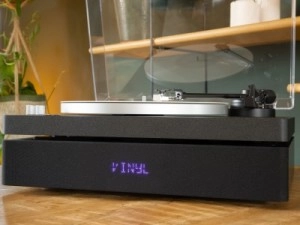 Een draaitafel op een subwoofer: de Aulo platenspeler