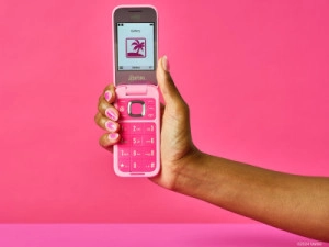 De Barbie Phone komt er eindelijk aan, maar of ze nog op tijd is?