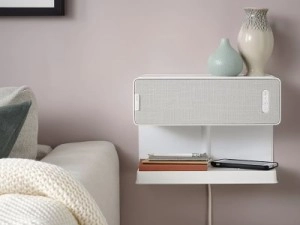 IKEA breidt SYMFONISK uit met een speakerhouder voor bij het nachtkastje, met ingebouwde telefoonlader