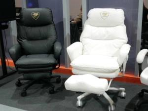Deze  gaming stoel combineert een bureaustoel met een fauteuil 