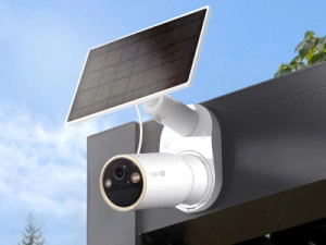 Deze buitencamera van TP-Link kan je overal ophangen dankzij het meegeleverde zonnepaneel